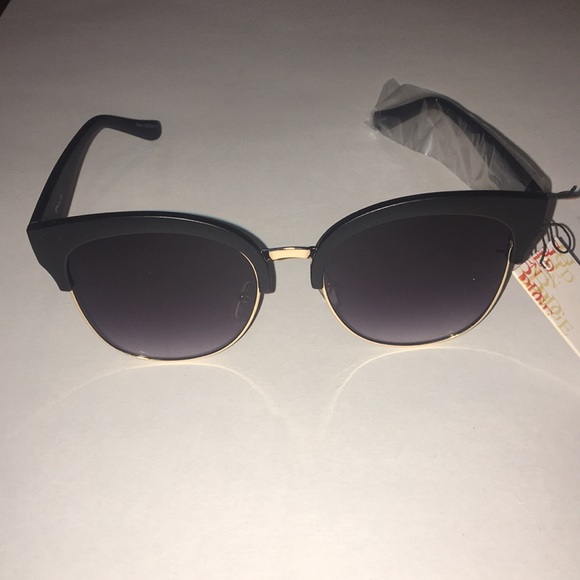 2 pairs of sunglasses! Black & Rose Gold 🕶 - Picture 3 of 6